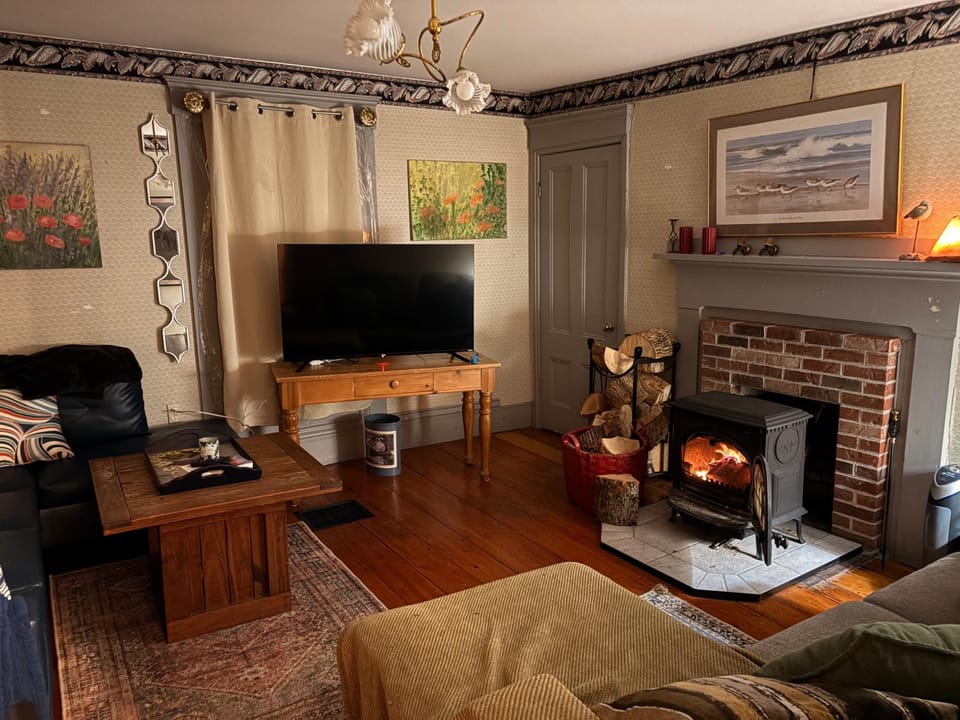 Communal lounge/ TV room, TV and multimedia, Living room, Seating area, Evening entertainment