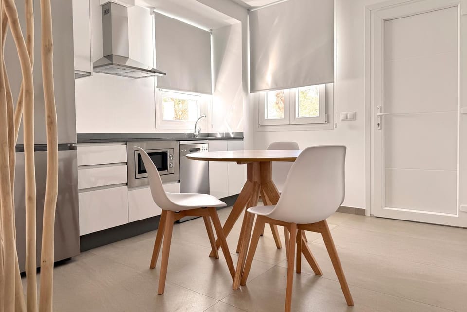 Kitchen or kitchenette, Dining area, microwave, pet friendly, stove