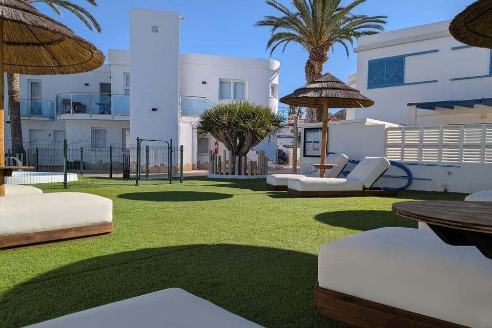Solarium, Area and facilities, Swimming pool, sunbed