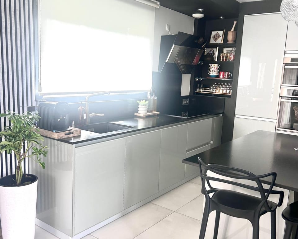 Coffee/tea facilities, Kitchen or kitchenette, Dining area, oven, stove