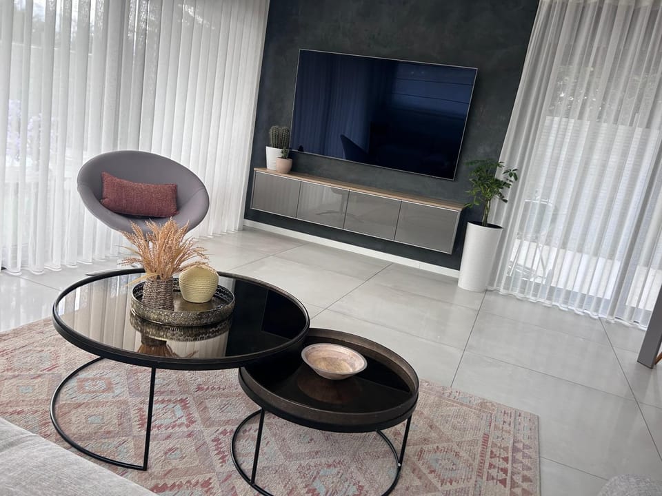 Communal lounge/ TV room, TV and multimedia, Living room, Seating area