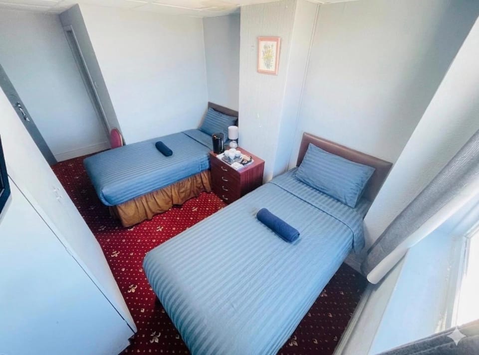 HOTEL BLUE OCEAN - Call For Cheap Prices - Check In Until 3AM Hotel in Blackpool