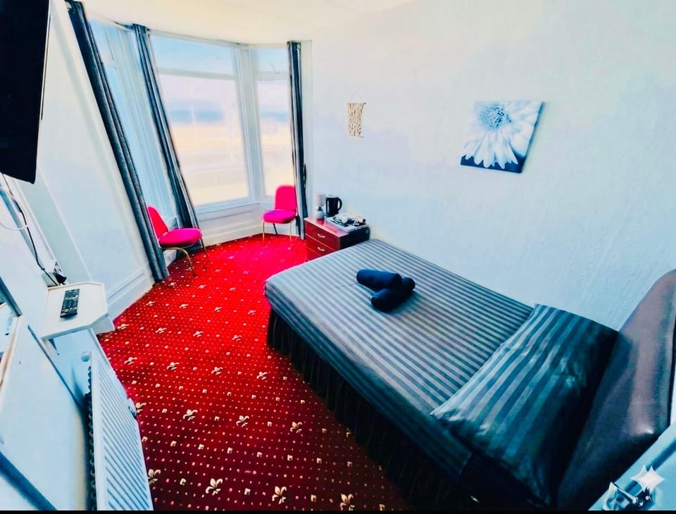 HOTEL BLUE OCEAN - Call For Cheap Prices - Check In Until 3AM Hotel in Blackpool