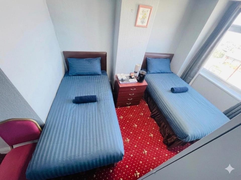 HOTEL BLUE OCEAN - Call For Cheap Prices - Check In Until 3AM Hotel in Blackpool