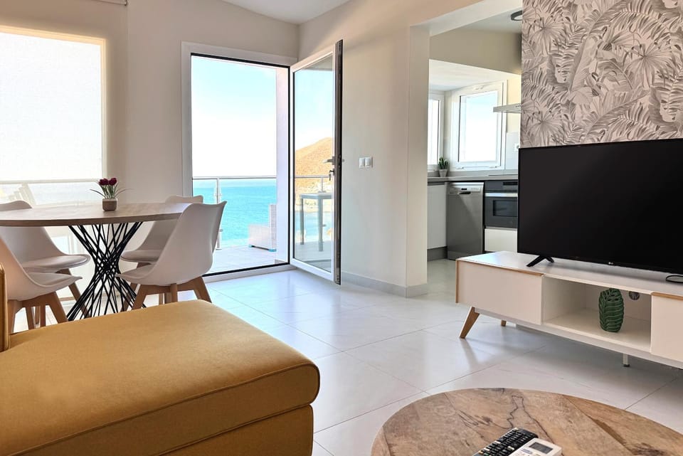 TV and multimedia, Balcony/Terrace, Kitchen or kitchenette, Living room, Dining area, Sea view