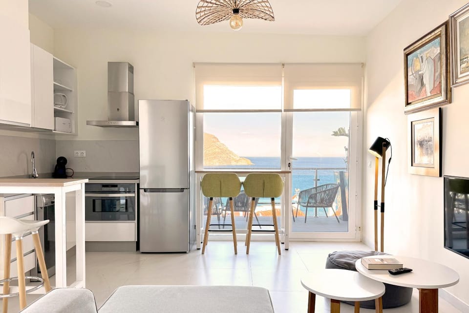 TV and multimedia, Kitchen or kitchenette, Living room, Photo of the whole room, Dining area, Sea view