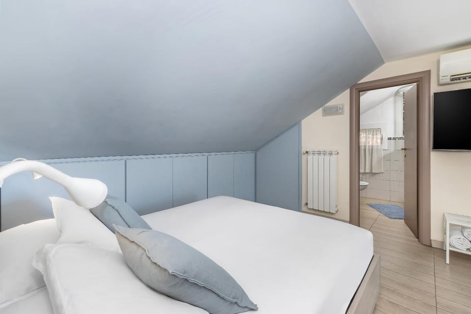 Bed, TV and multimedia, Photo of the whole room, Bedroom, wardrobe