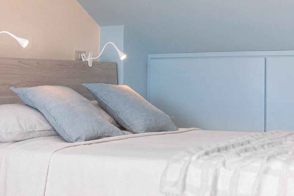 Bed, Photo of the whole room, Decorative detail, Bedroom