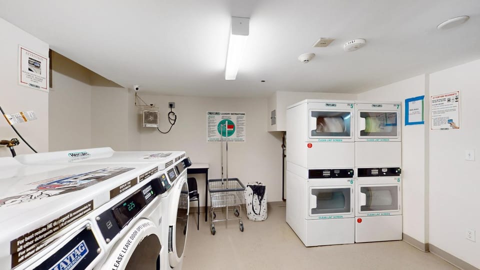 3BR apt two blocks to Central Park elevator, laundry, virtual doorman Apartment in Harlem