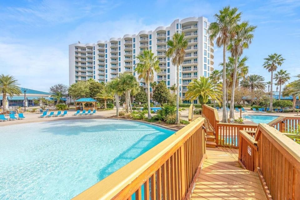 Property building, Day, Pool view, Swimming pool, sunbed
