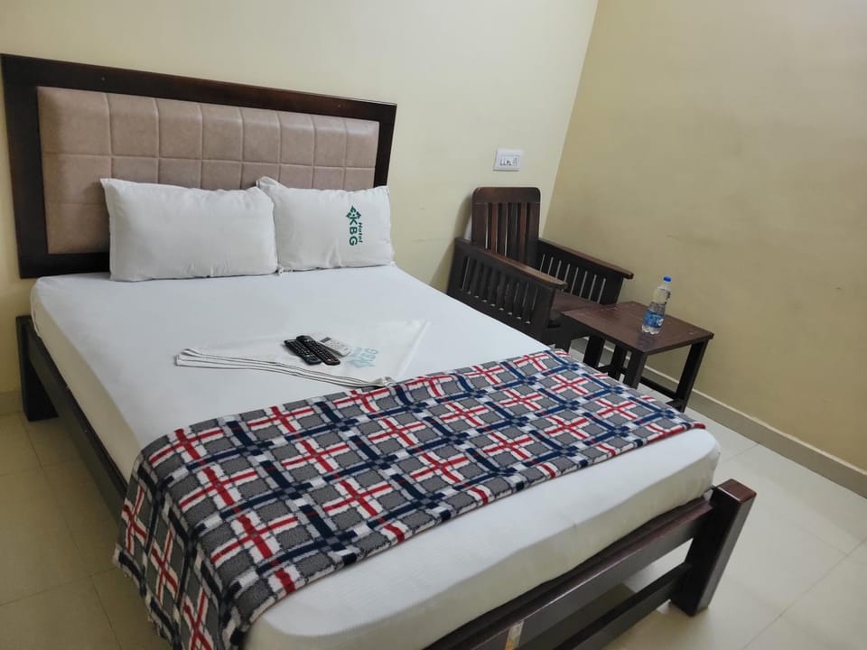 Bed, Photo of the whole room, Seating area, Bedroom