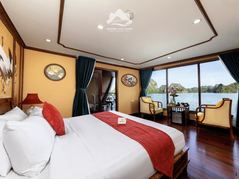 Bed, Natural landscape, Photo of the whole room, Bedroom