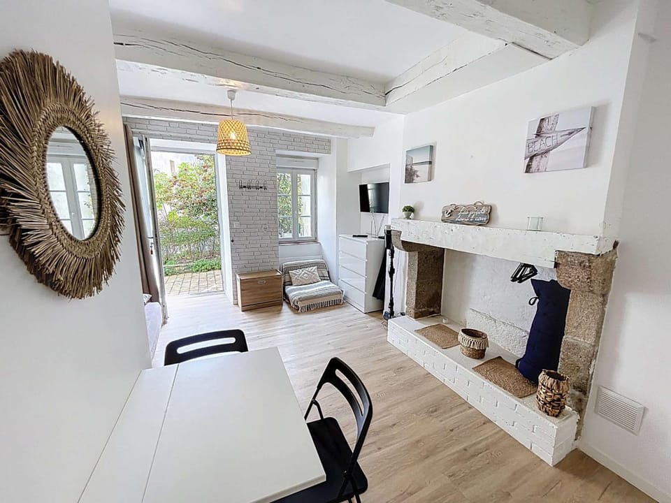 Charmant studio refait à neuf avec terrasse - animaux admis, Wi-Fi gratuit - FR-1-361-562 Apartment in Granville