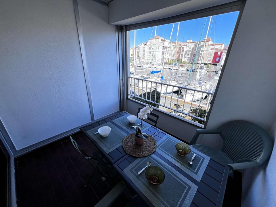 Studio Cabine Calme, Vue Canal, Proche Plage et Commerces Cabin in Agde