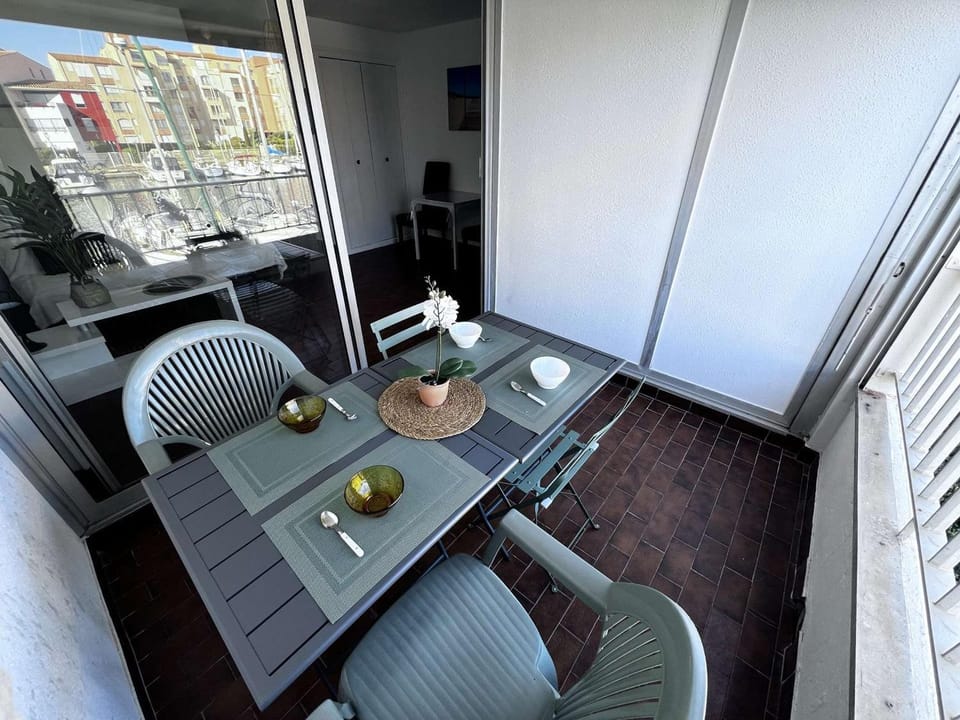 Studio Cabine Calme, Vue Canal, Proche Plage et Commerces Cabin in Agde