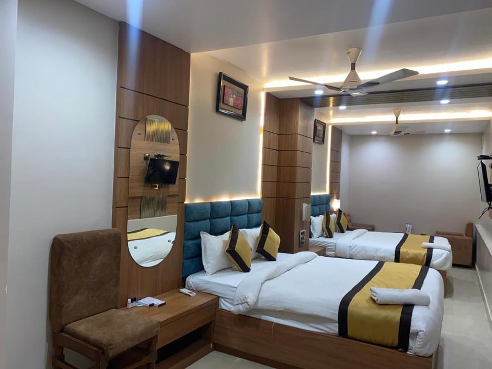 Bed, TV and multimedia, Living room, Photo of the whole room, Seating area, Bedroom
