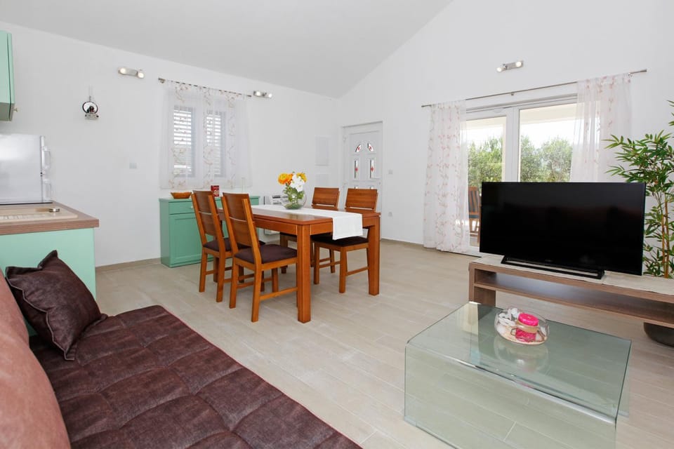 Communal lounge/ TV room, Living room, Seating area, Dining area