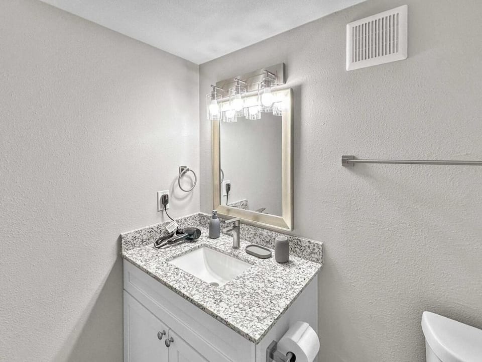 Comfy 1BR 1BA Retreat Near Dallas North Tollway Apartment in Addison