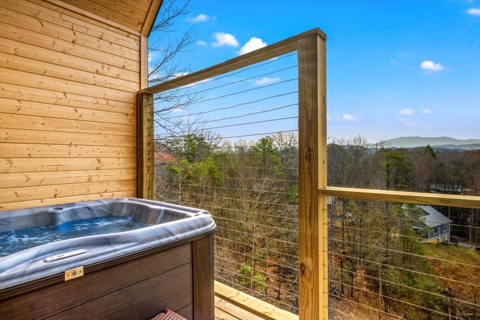 The Flame Azalea - Luxury Treehouse - Hot Tub, Wi-Fi, Soaring Views, 10 Min to PF - Perfect for Couples! House in Pigeon Forge