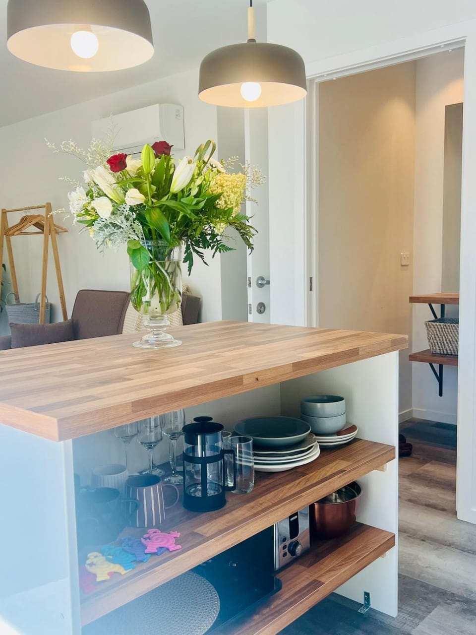 Kitchen or kitchenette, Dining area