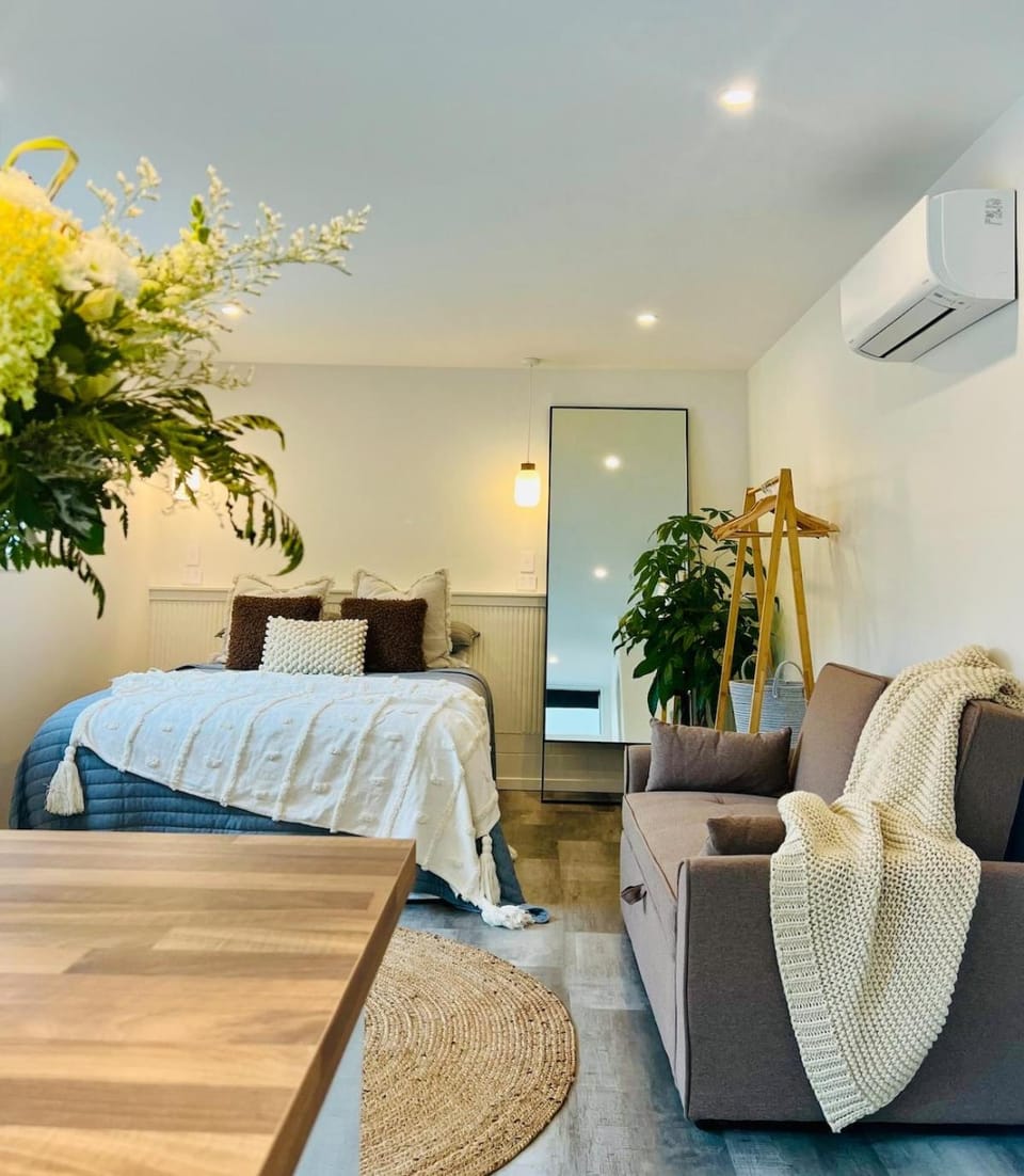 Bed, Seating area, air conditioner