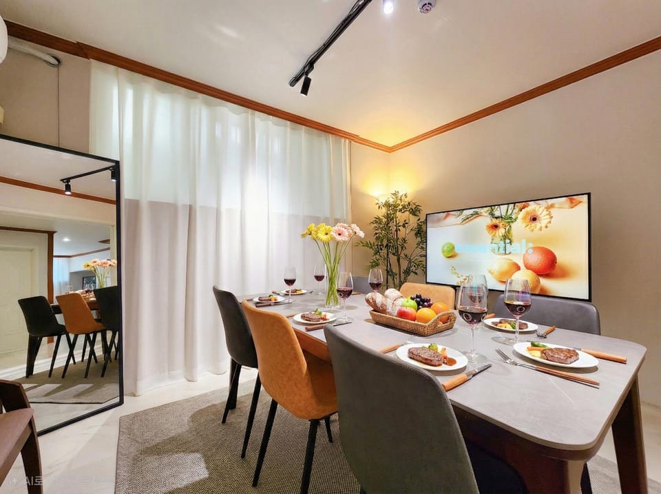 TV and multimedia, Seating area, Dining area