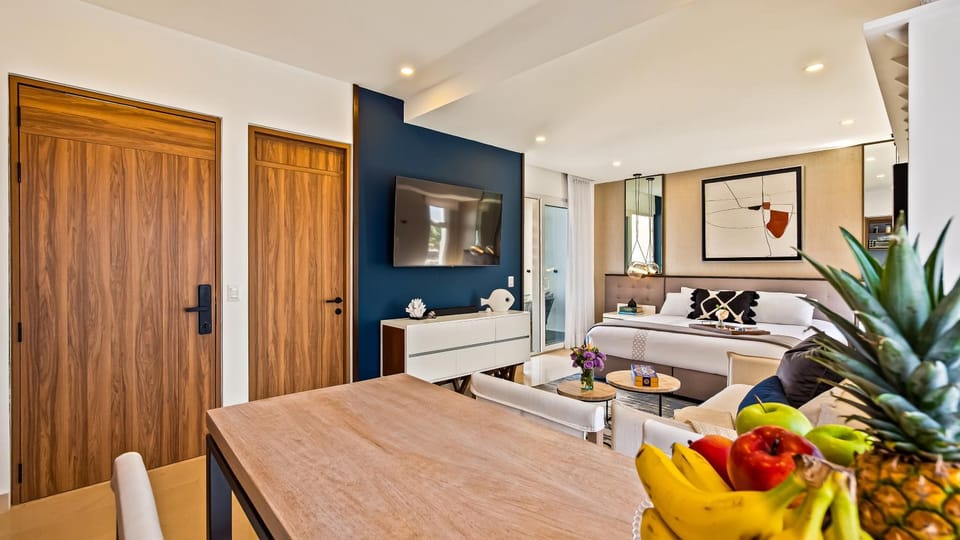 Bed, TV and multimedia, Living room, Photo of the whole room, Seating area, Dining area
