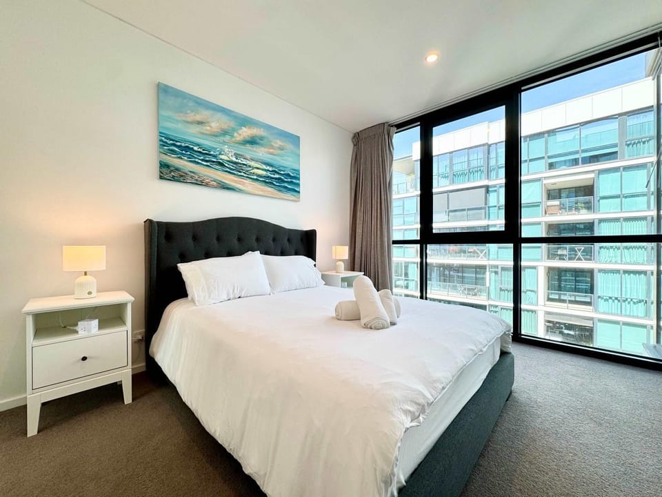 Bed, Photo of the whole room, Bedroom, towels
