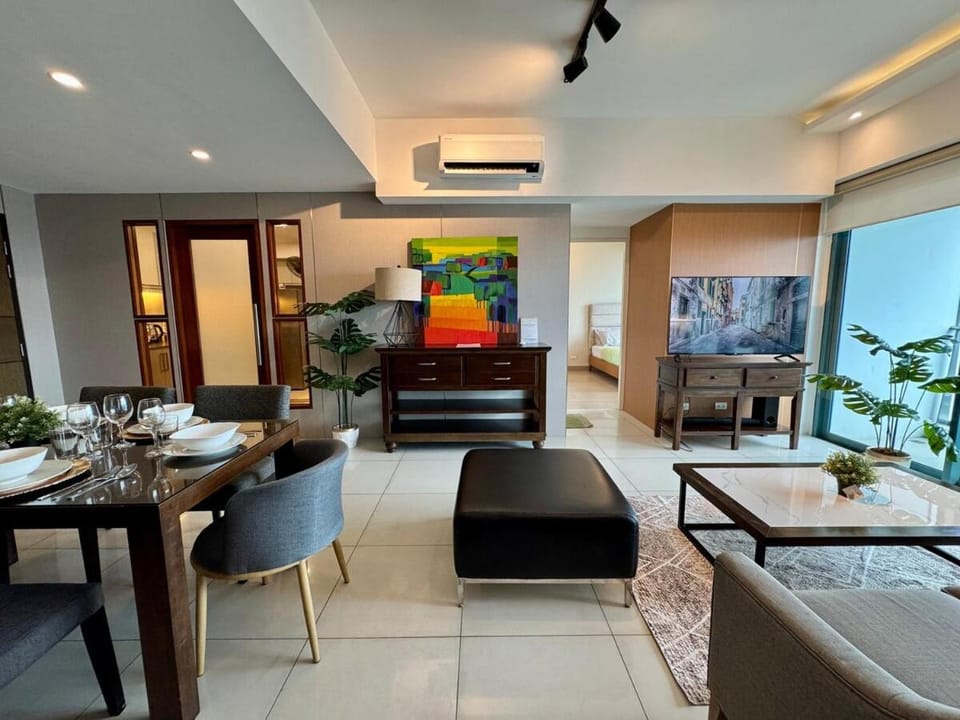 Communal lounge/ TV room, TV and multimedia, Living room, Seating area, Dining area, Evening entertainment