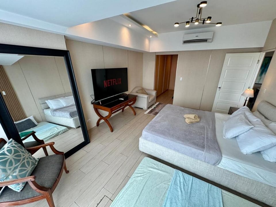 Bed, TV and multimedia, Evening entertainment, Bedroom, air conditioner