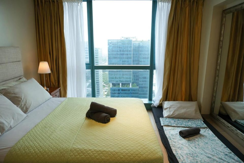 Seating area, Bedroom, towels