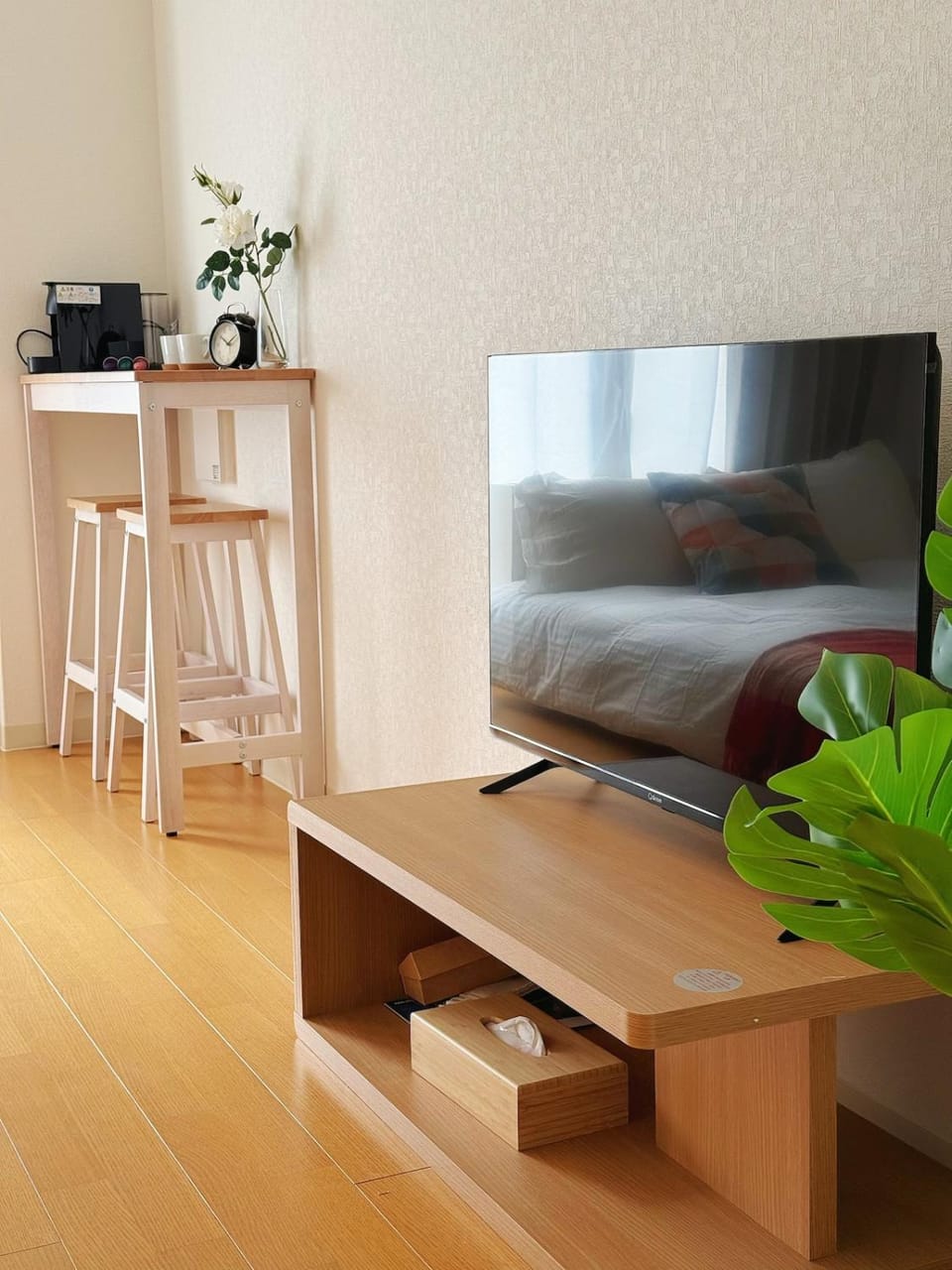 Bed, TV and multimedia, Living room, Photo of the whole room, Seating area, Bedroom