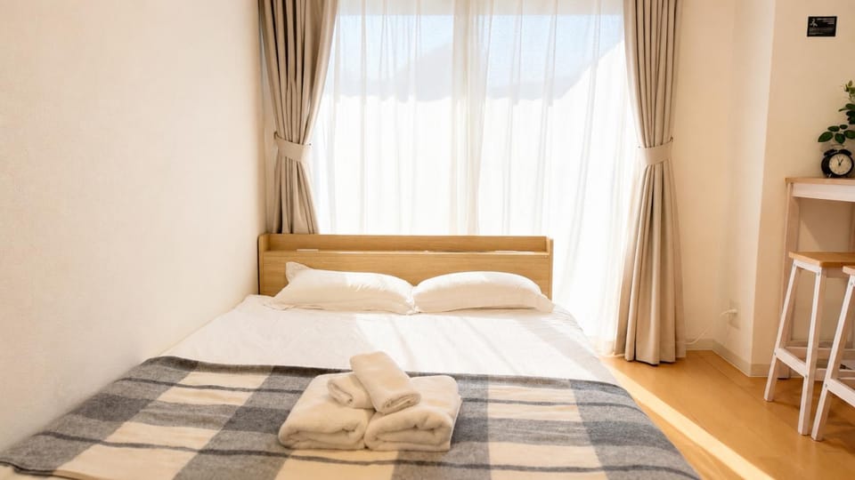 Bed, Bedroom, towels