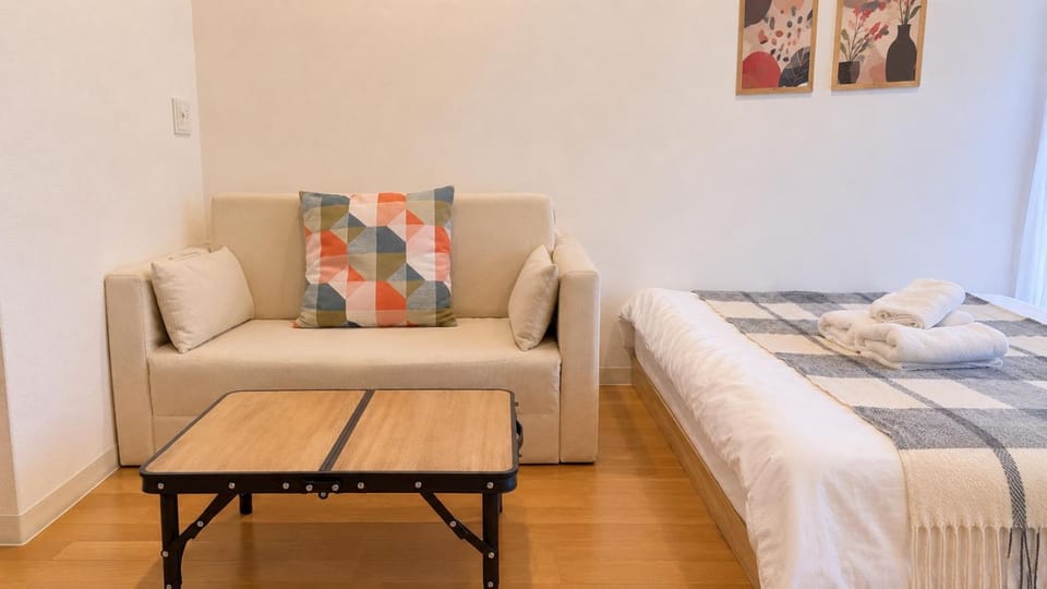 Bed, Living room, Photo of the whole room, Bedroom, towels