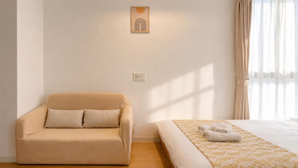 Bed, Photo of the whole room, Decorative detail, Bedroom, towels