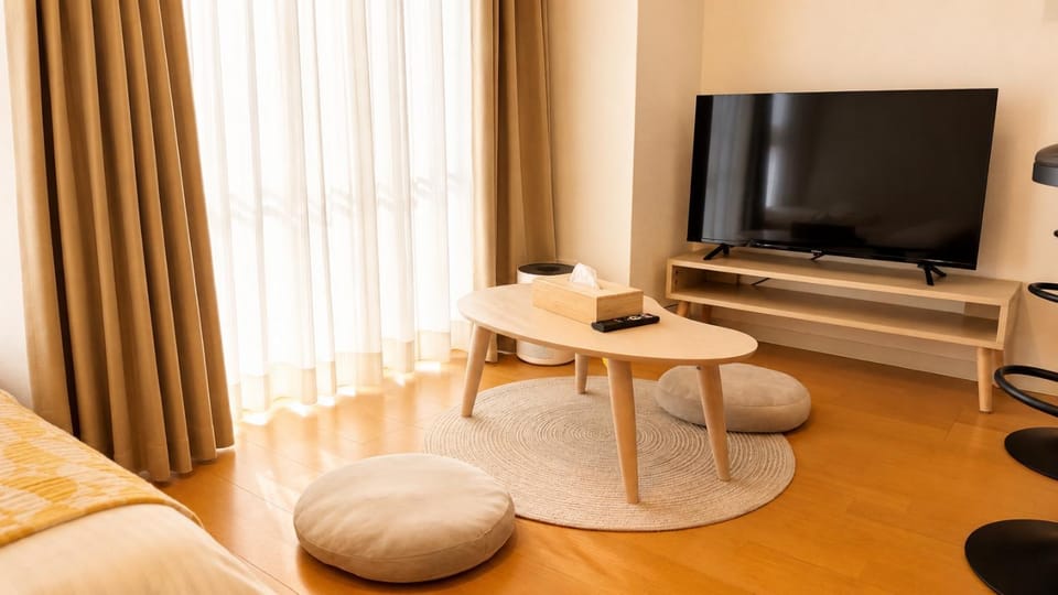 Bed, TV and multimedia, Living room, Photo of the whole room, Decorative detail, Bedroom