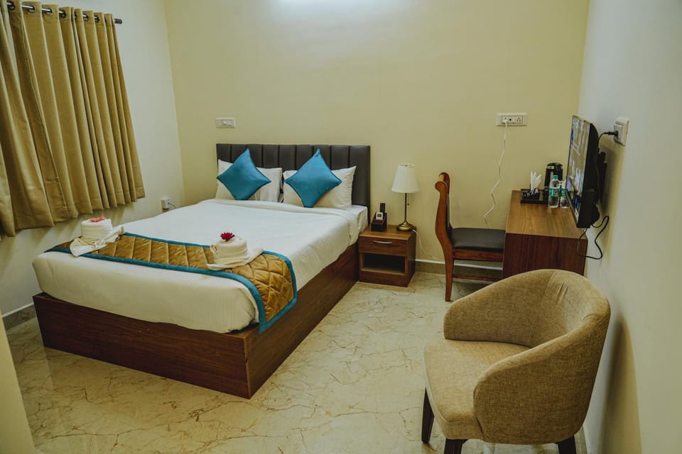 Bed, Photo of the whole room, Seating area, Bedroom