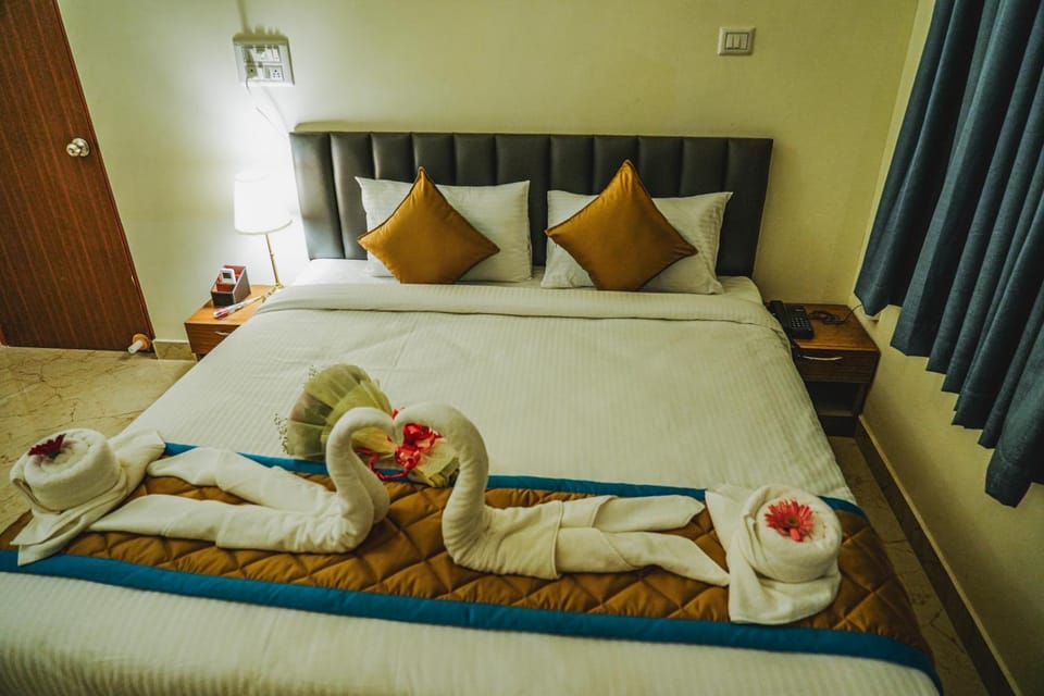 Bed, Bedroom, towels