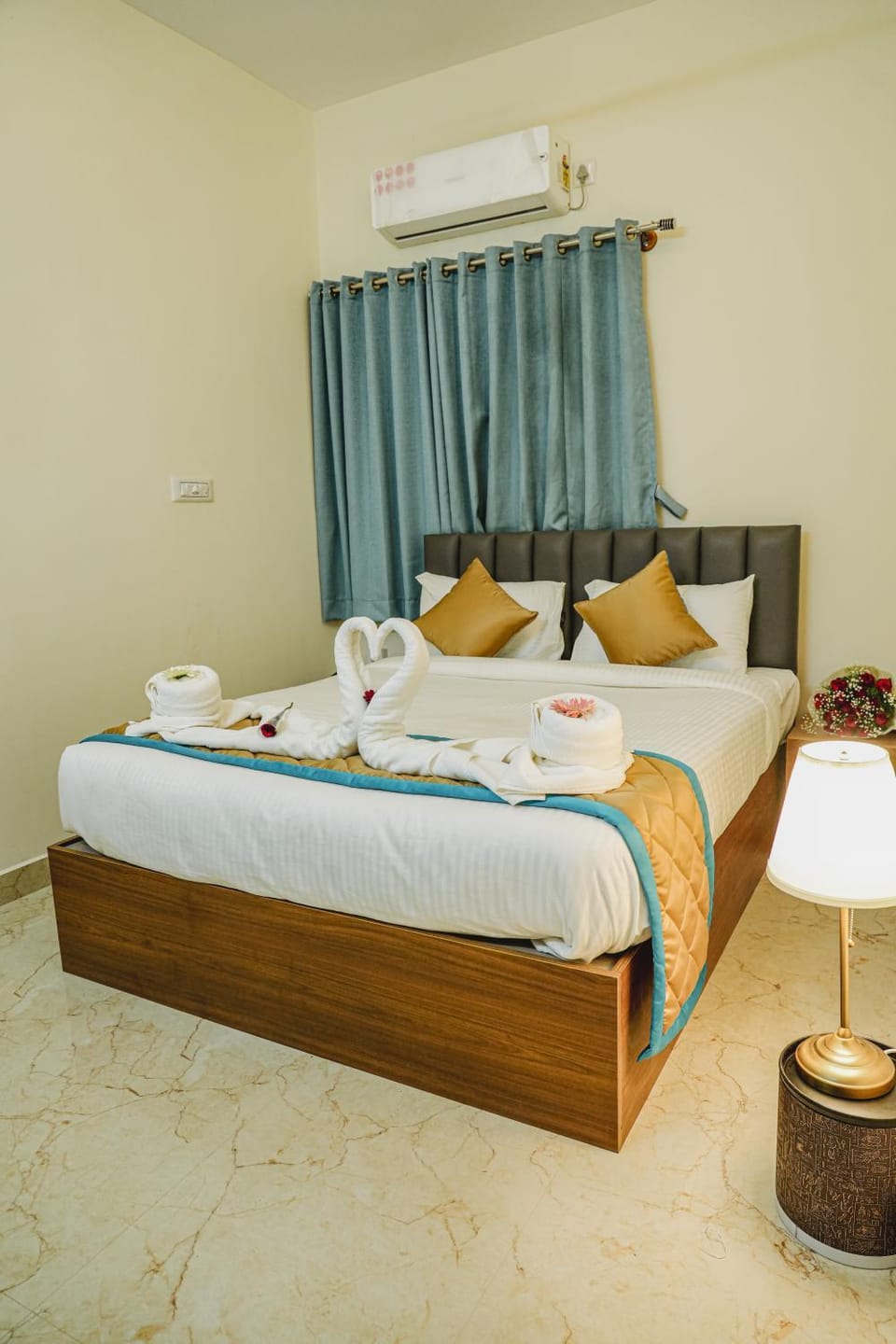 Bed, Photo of the whole room, Bedroom, towels