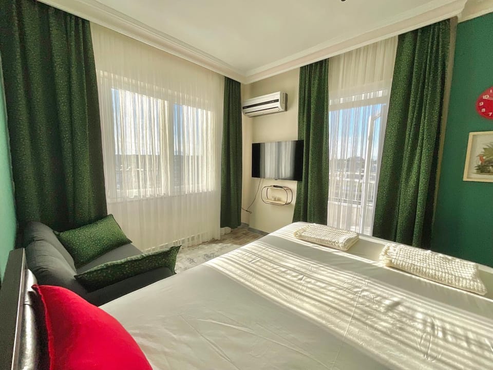 Bed, TV and multimedia, Balcony/Terrace, Seating area, Bedroom, Pool view