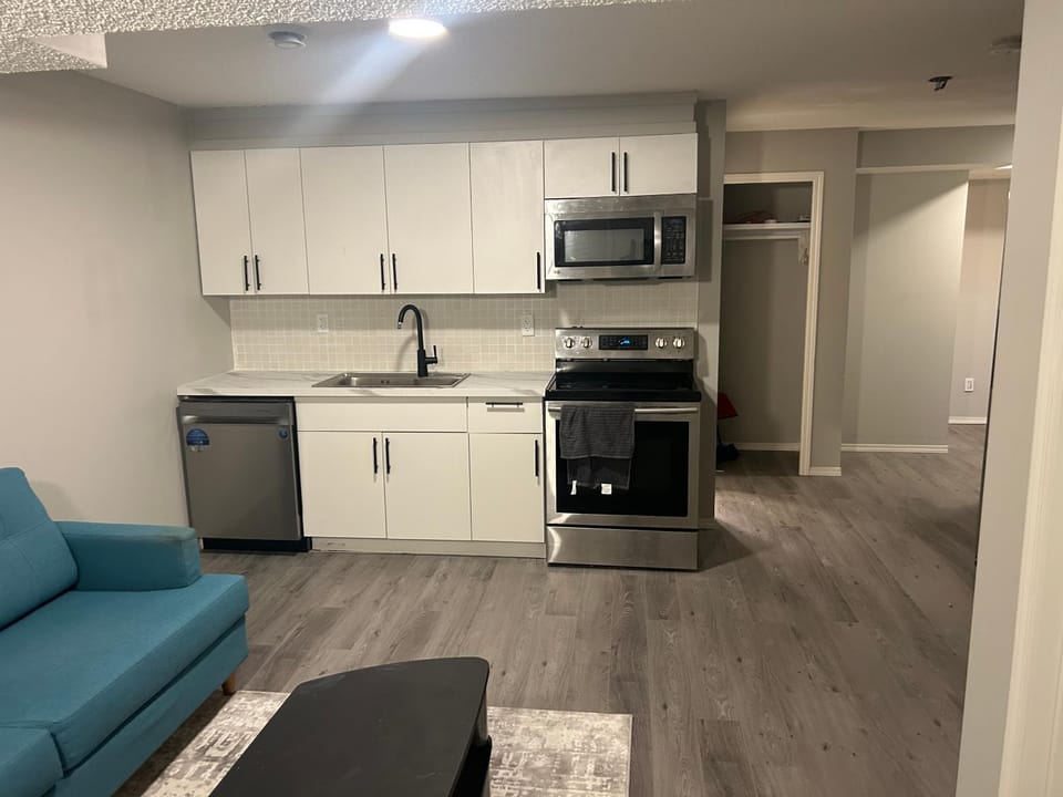 Basement Suite Near Edmonton Airport YEG Apartment in Edmonton