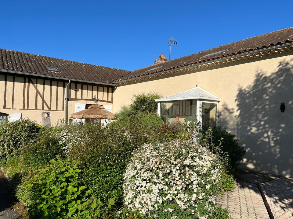 Property building, Garden, Balcony/Terrace