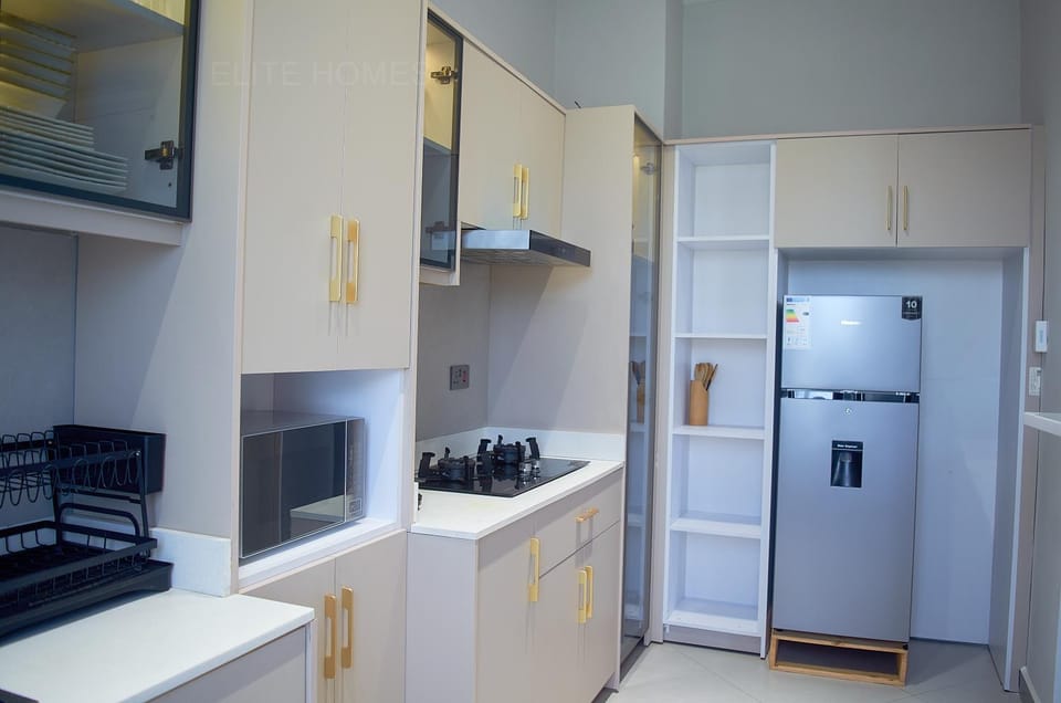 Kitchen or kitchenette, minibar, stove