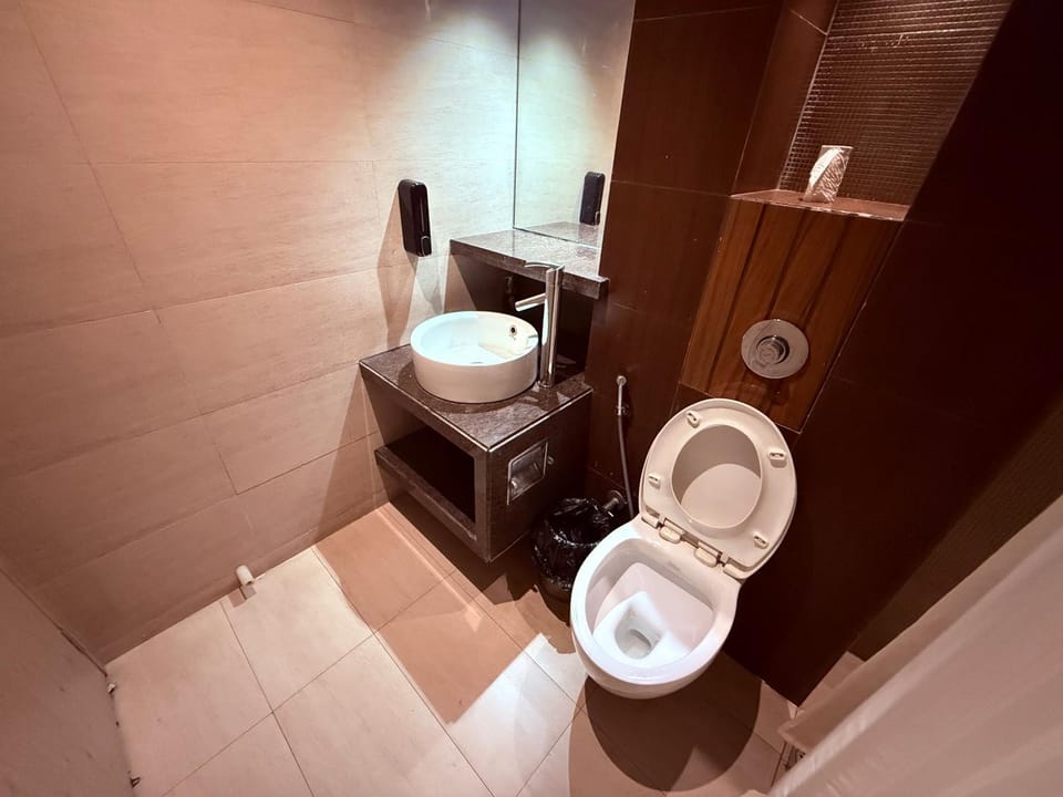 Shower, Toilet