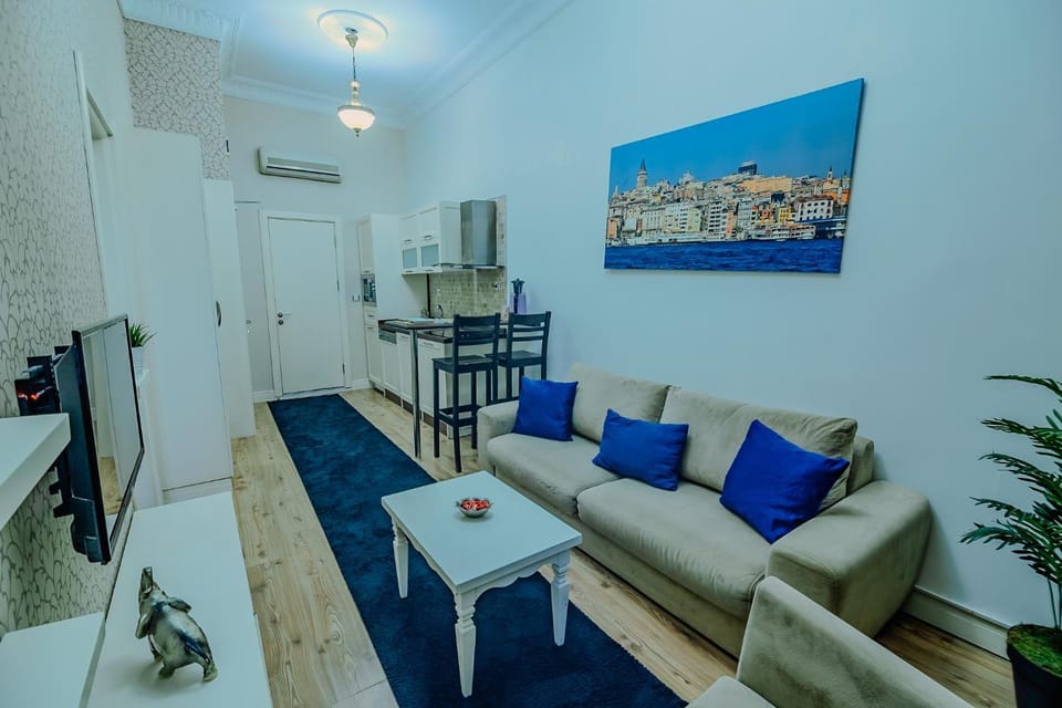 Communal lounge/ TV room, TV and multimedia, Kitchen or kitchenette, Living room, Seating area, minibar, air conditioner