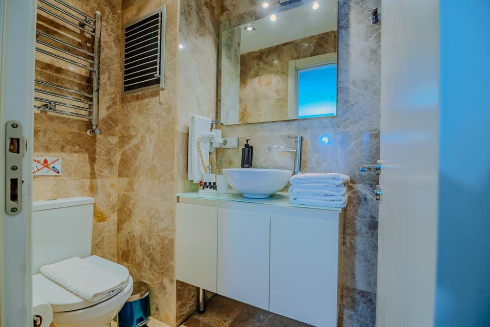 Toilet, Bathroom, towels