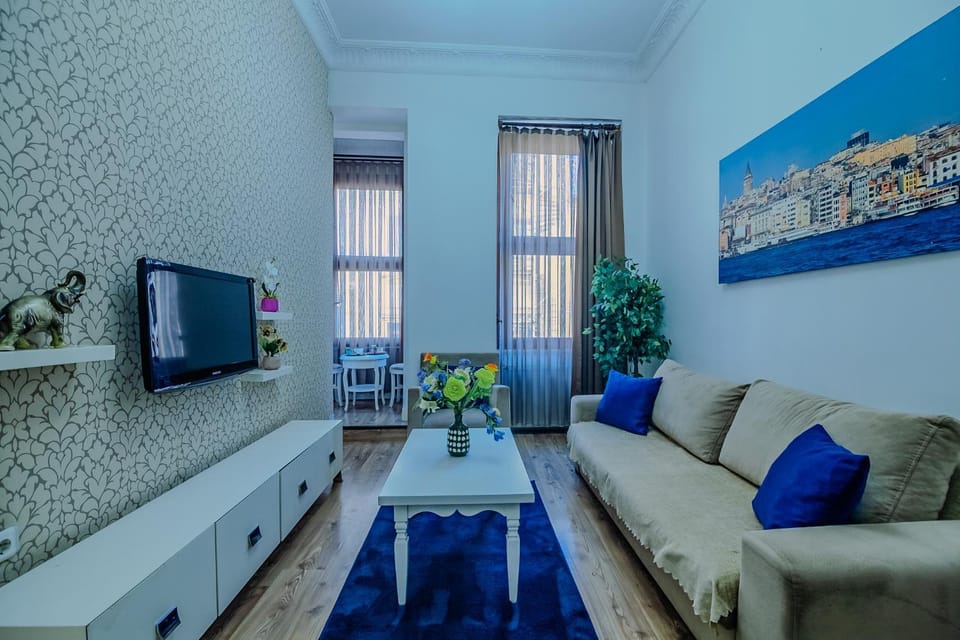 Communal lounge/ TV room, TV and multimedia, Living room, Seating area, Evening entertainment