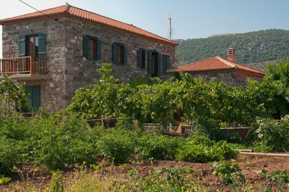 Traditional Stone Villa, Spacious Seaside Retreat Villa in Decentralized Administration of the Aegean