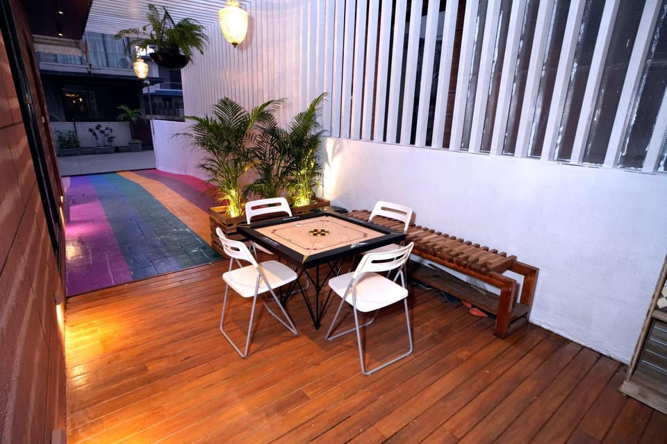 Game Room, Seating area