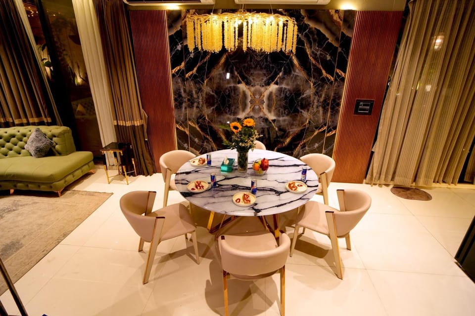 Living room, Food and drinks, Dining area, Food